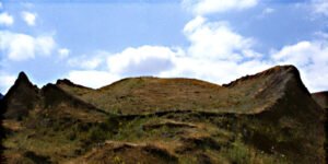 In late 1978, an earthquake dropped the soil surrounding it and the sides were visible.