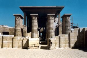 Entrance into the complex through hall of columns (© Mary Nell Lee)